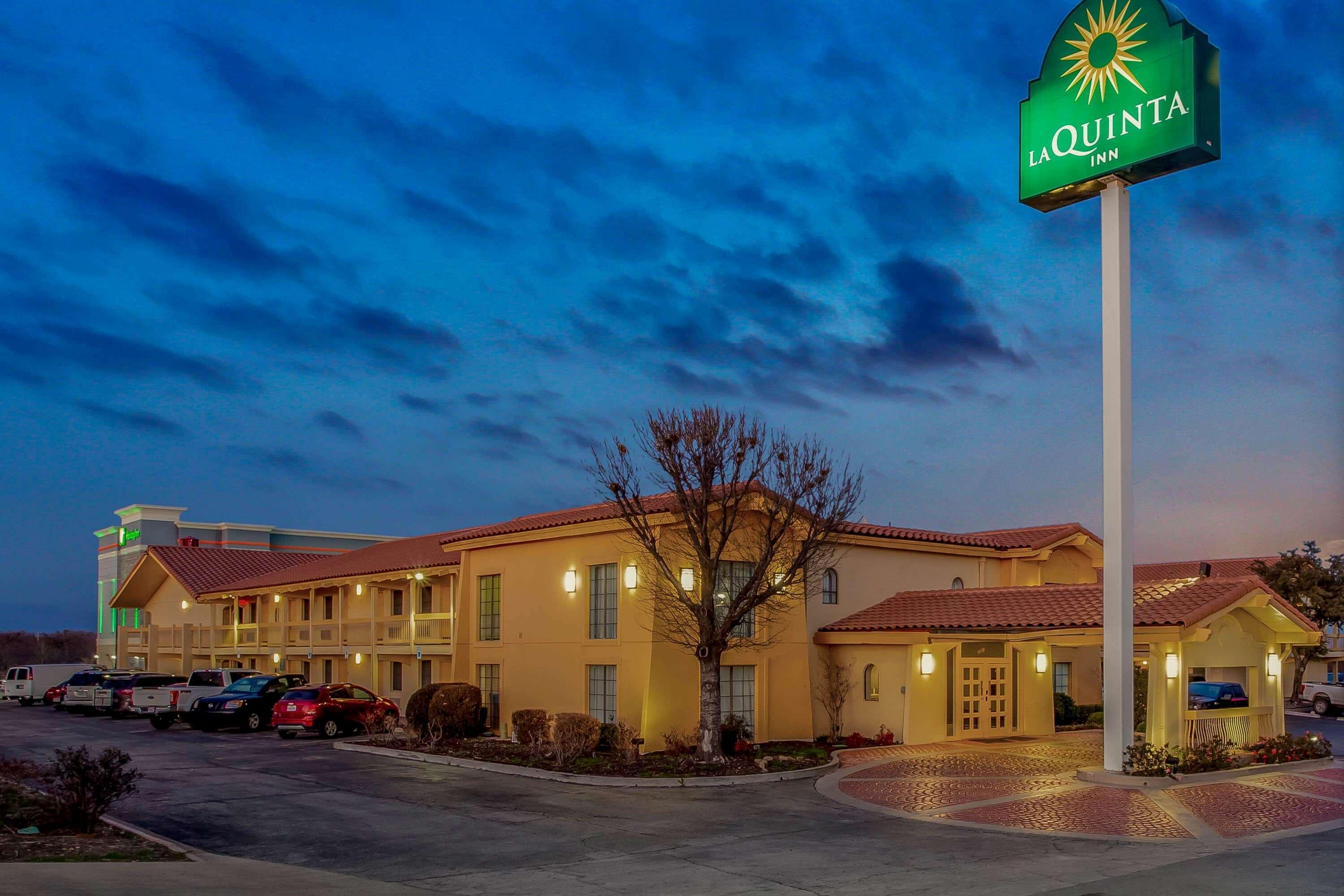 Baymont By Wyndham Abilene Hotel Exterior photo