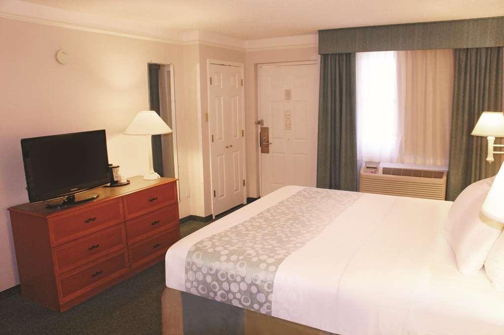 Baymont By Wyndham Abilene Hotel Room photo